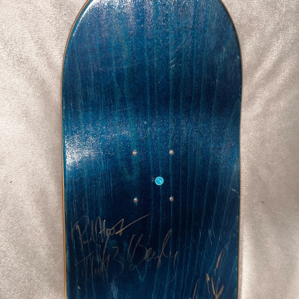 Signed skateboard - Picture 8 of 8